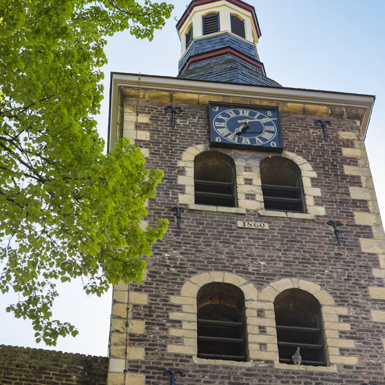 De kerktoren van het Gruizenkerkje Sittard (close-up)