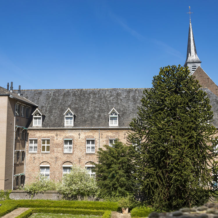 Klooster Sint Agnetenberg in Sittard met op de voorgrond een deel van de kloostertuin