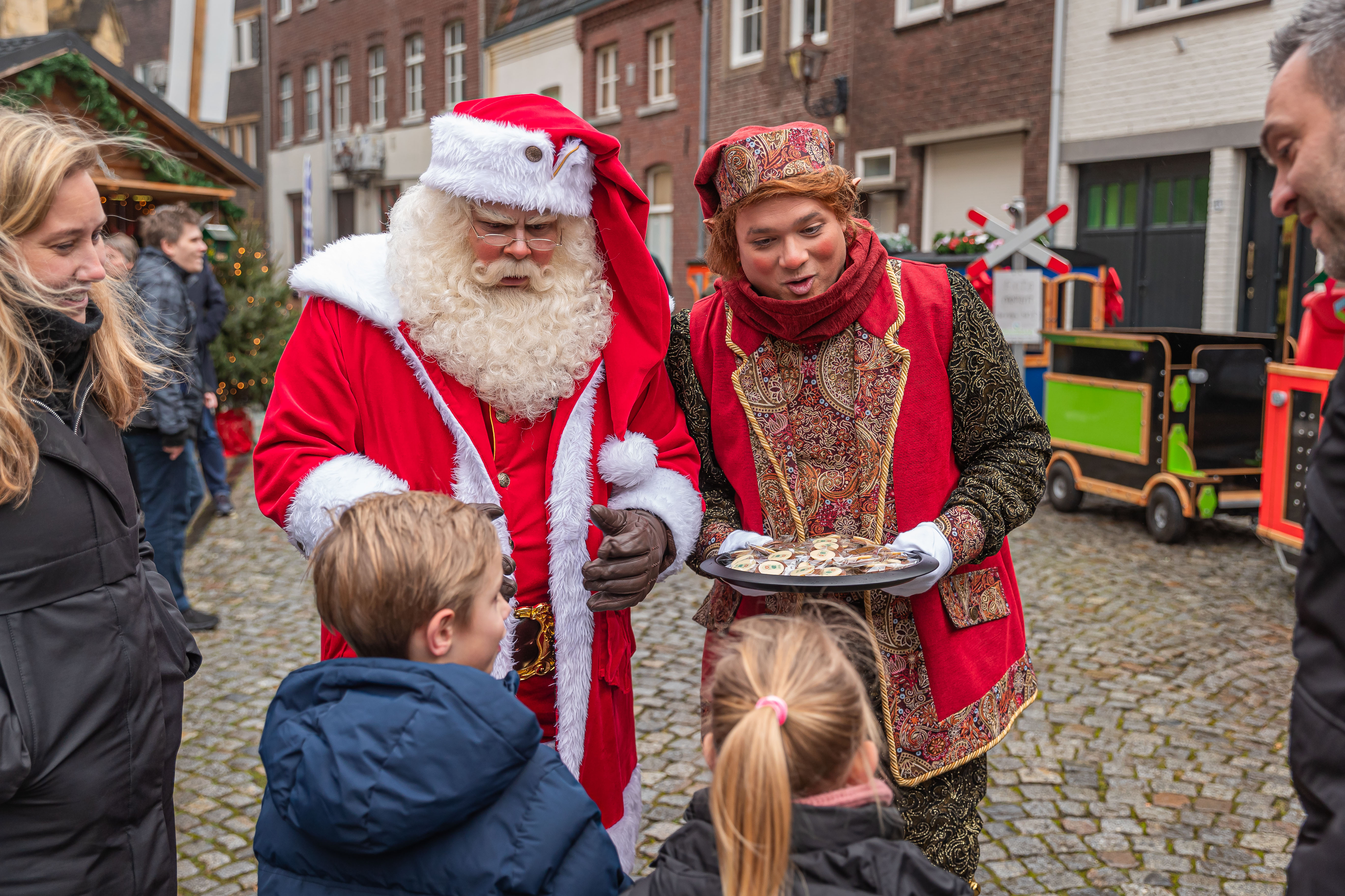 De kerstman en zijn kerstelf op bezoek in Sittard